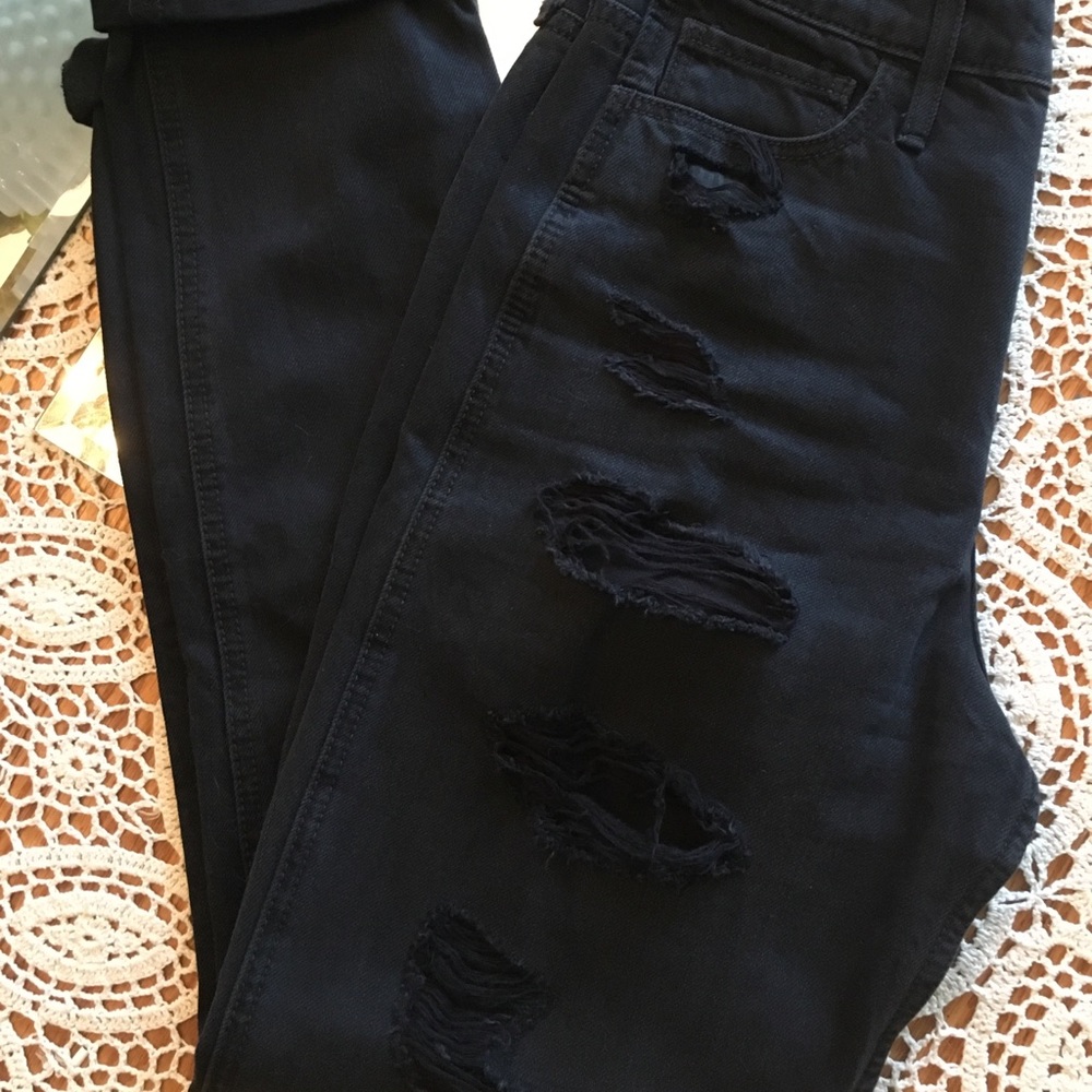 Hollister Distressed Ultra High-Rise Mom Jeans